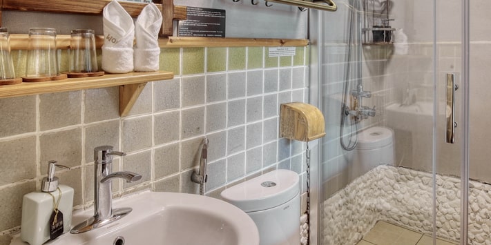 Yangshuo Mountain Retreat guest bath - Yulong River double queen room.