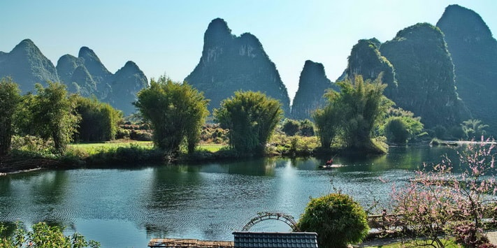 Yangshuo Mountain Retreat Yulong River corner room with oversize balcony.