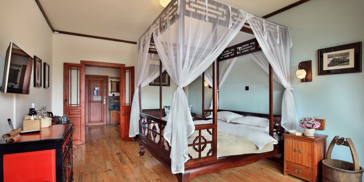 Yangshuo Mountain Retreat Yulong River corner room with oversize balcony.
