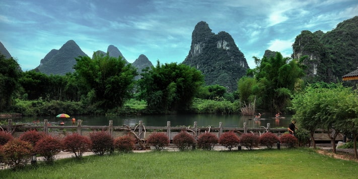 Yangshuo Mountain Retreat Yulong River corner room with oversize balcony.