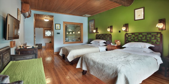 This cosy Yulong River view twin room is perfect for friends at Yangshuo Mountain Retreat.